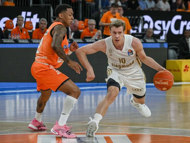 在防守端限 在防守端限